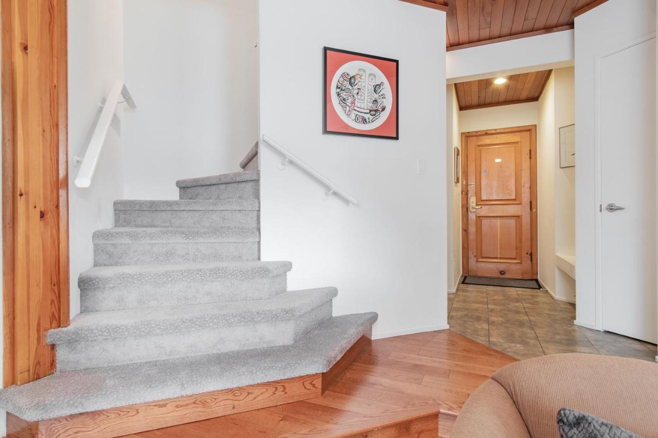 Villa Rainbow By Outpost Whistler Extérieur photo