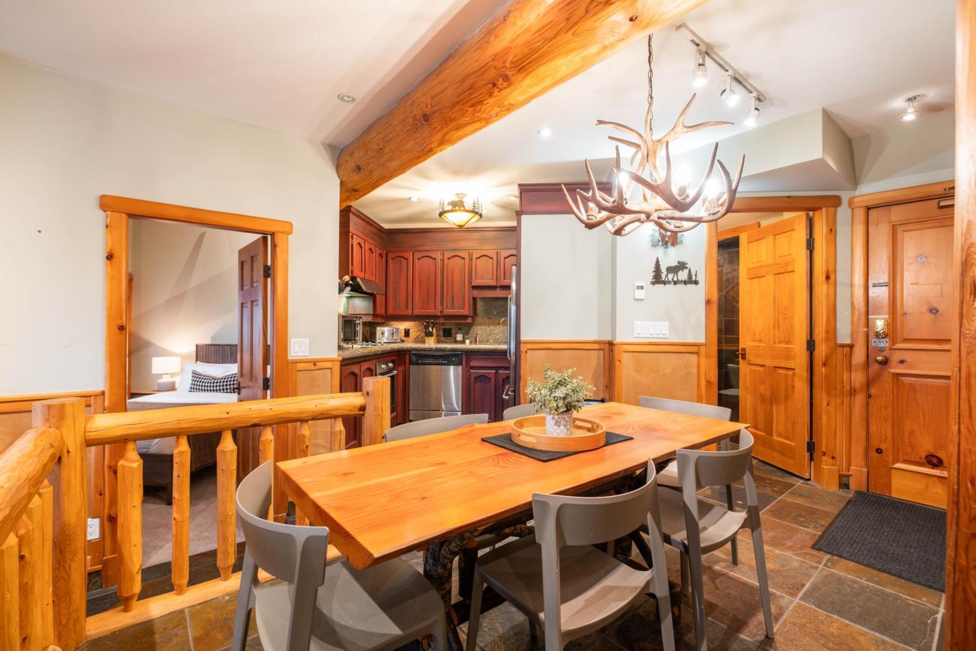 Villa Rainbow By Outpost Whistler Extérieur photo
